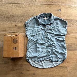 Vineyard Vines chambray popover short sleeve top. Great deal.